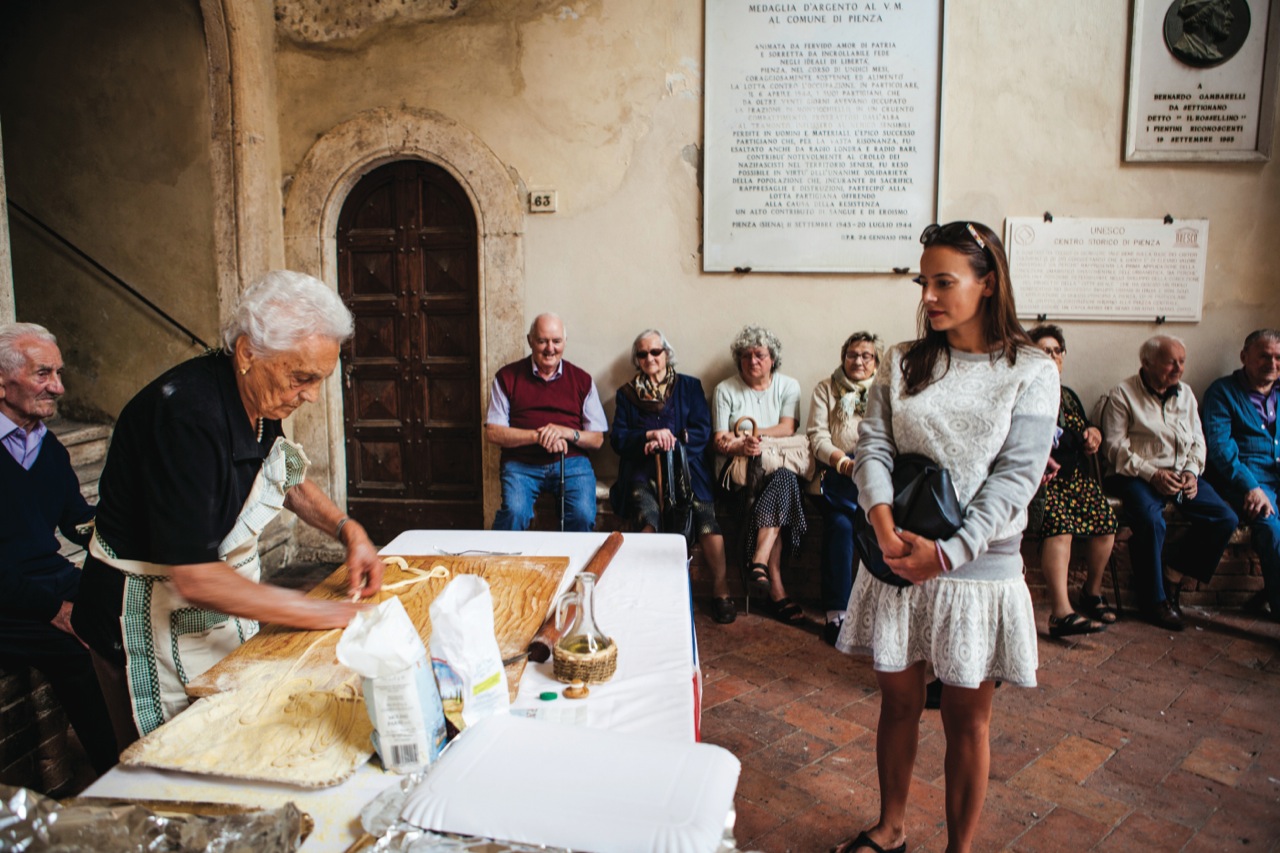 Jak zrobić najlepszą pastę wiedzą, jak w Polsce, babcie, czyli włoskie nonny. / Foto: Marcello Sora, wydawnictwo Pascal
