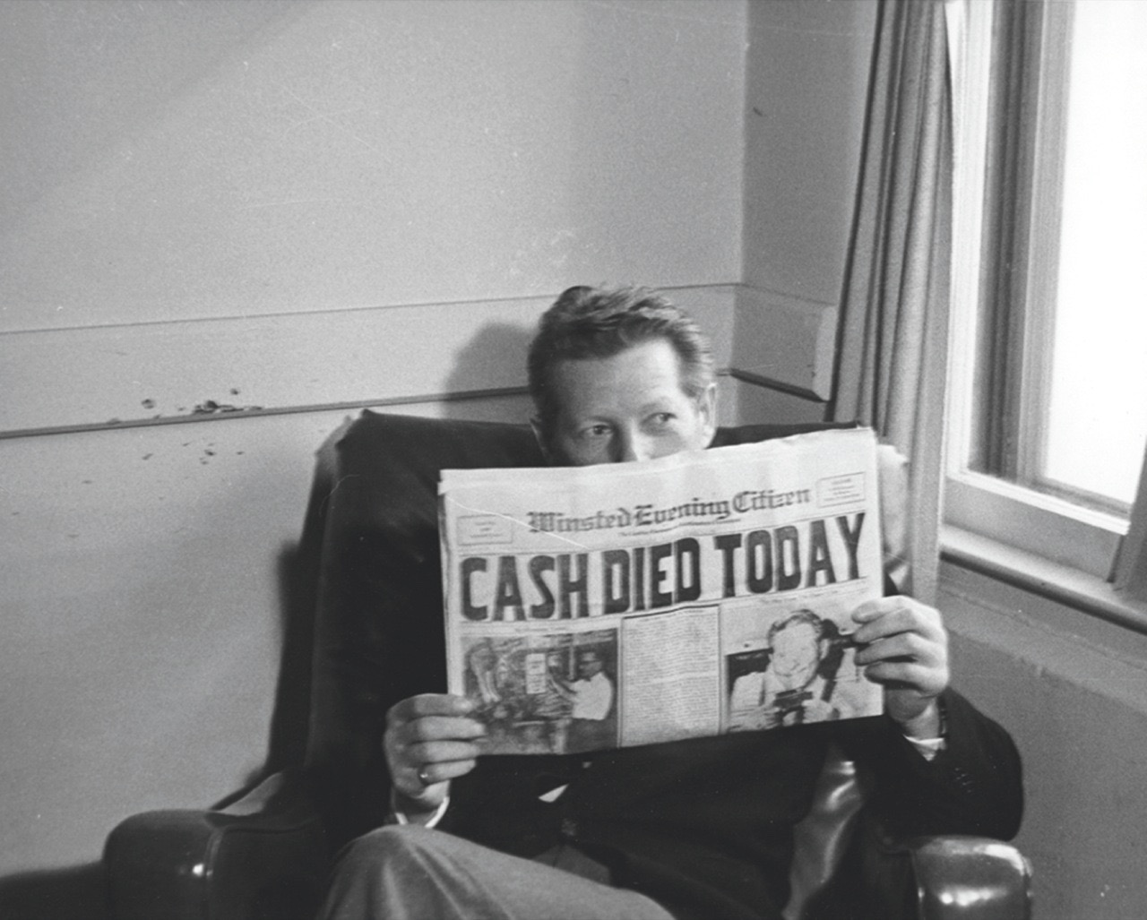 „Dziś umarła gotówka” – sensacyjny tytuł w gazecie, w kadrze z filmu „Człowiek z Diners Club” celnie podsumowuje, jak bardzo karty Diners Club zmieniły rynek. Gazetę czyta aktor Danny Kaye.