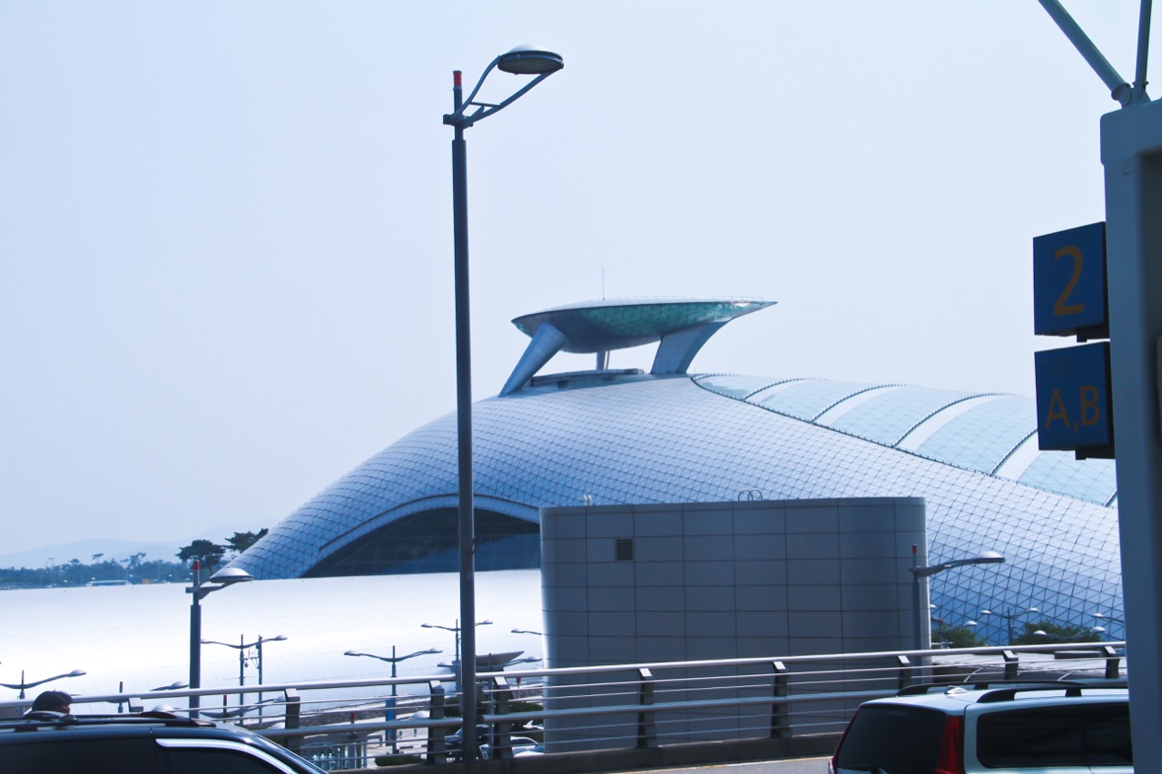 Futurystyczne kształty zadaszenia terminali wyróżniają seulskie lotnisko.