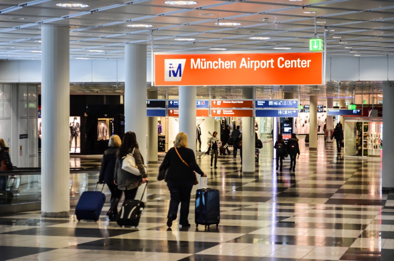 Flughafen Münich od środka. 