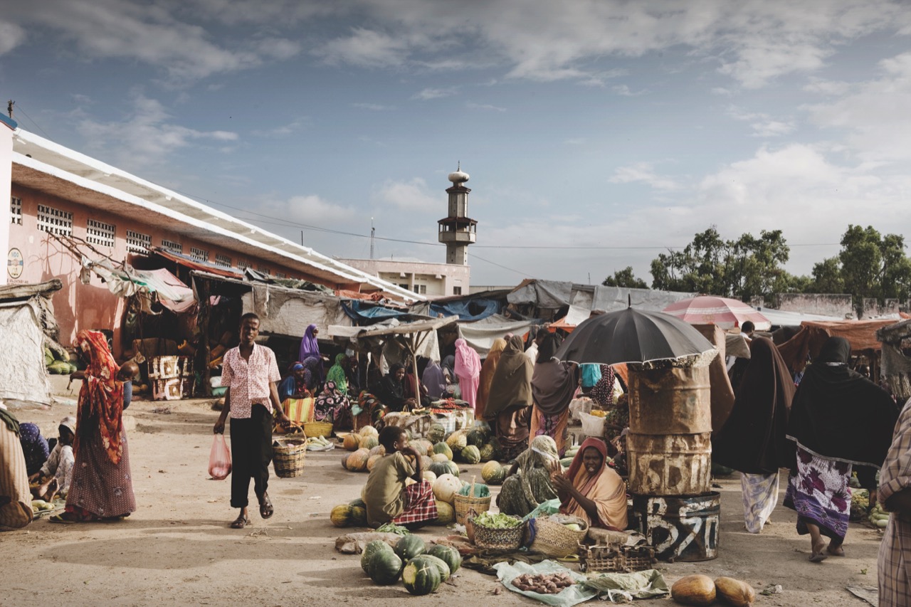 Bazar w Mogadiszu, stolicy Somalii, prawdziwie upadłego państwa. W podobnych warunkach piraci handlują zrabowanymi ze statków towarami.