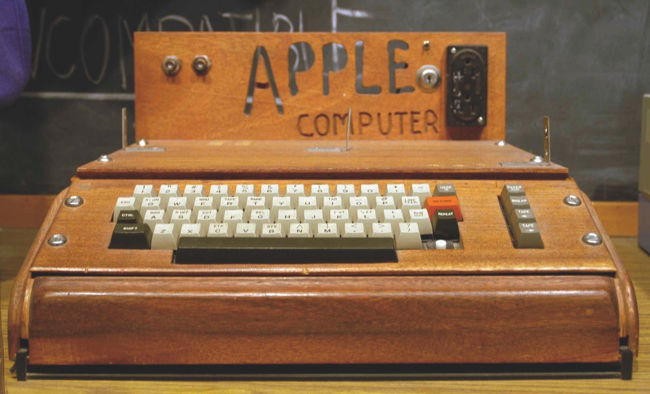 Pierwszy komputer Apple – stworzony ze Stevem Wozniakiem Apple I w drewnianej obudowie.