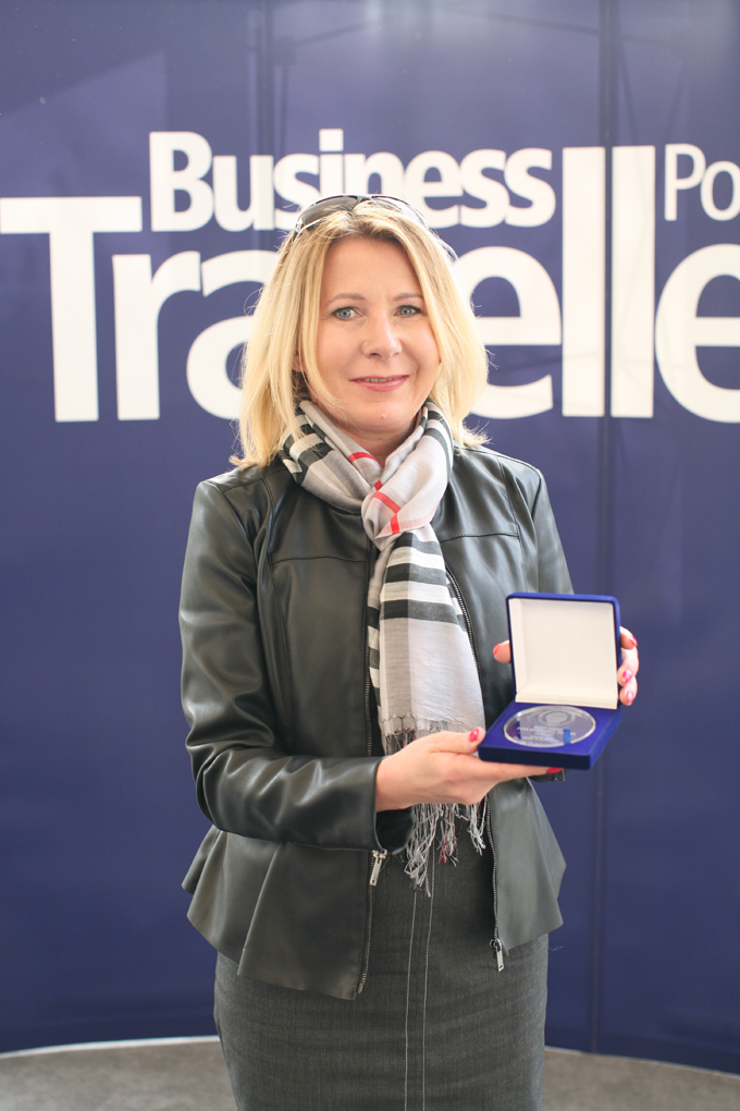 Katarzyna Fatyga, dyrektor generalna Diners Club Polska, z nagrodą Najlepsza karta w podróży biznesowej przyznaną przez „Business Traveller”.