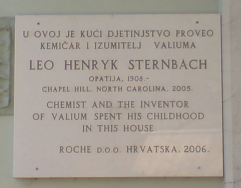 Tablica pamiątkowa na domu w Opatii, w którym dzieciństwo spędził Leon Strenbach. / Foto: By Spacecaptain z niemieckojęzycznej Wikipedii, CC BY-SA 3.0