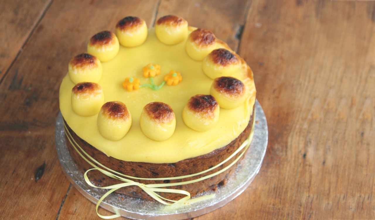Anglicy w czasie tych świąt zajadają się m.in. simnel cake – owocowym ciastem w marcepanowej polewie.