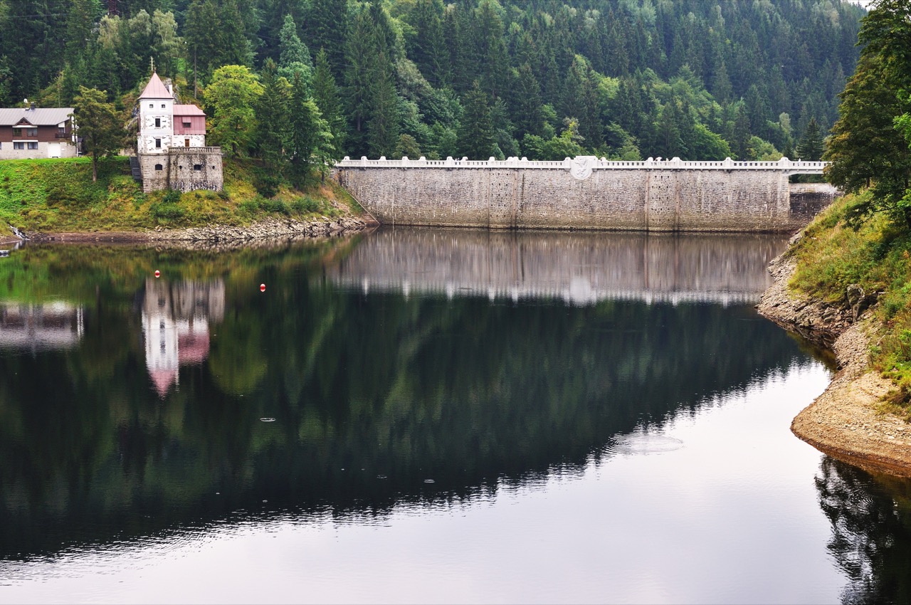 Elektrownie wodne (jak ta w w czeskim Szpindlerowym Młynie) są urokliwe, ale wymagają zalania wielu hektarów ziemi. Być może już wkrótce stanie się to zbędne.