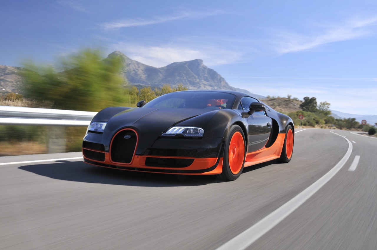 Bugatti Veyron jest jednym z najcenniejszych samochodów świata. Średnia cena to 2,5 mln dolarów.