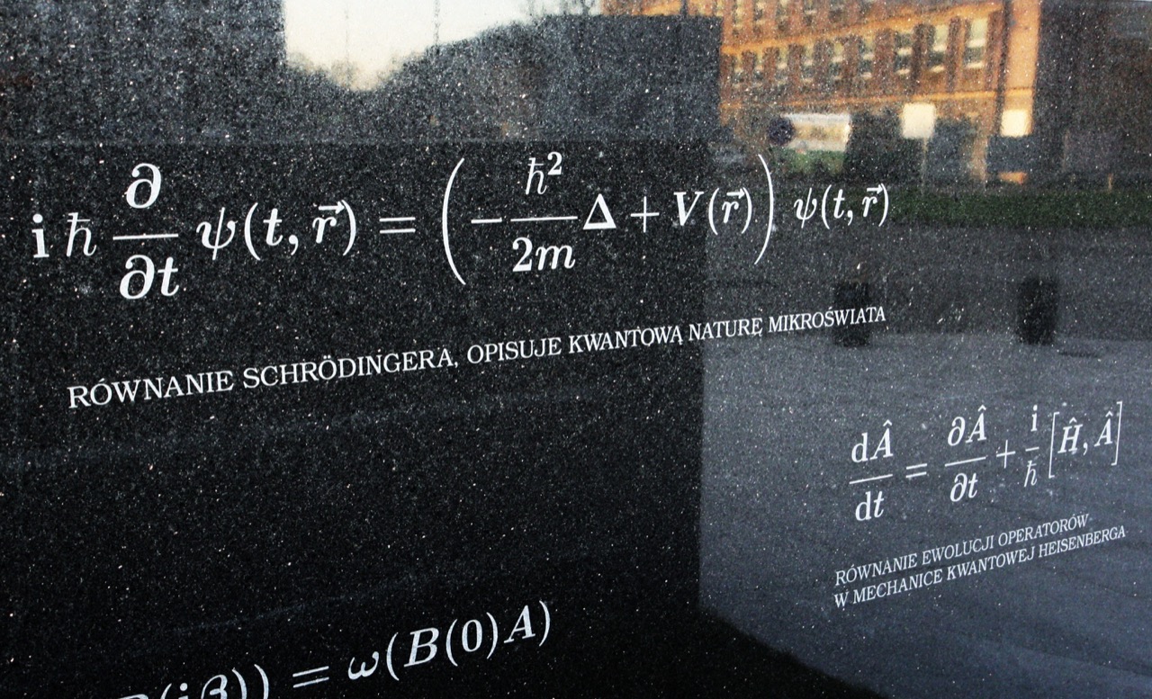  Wydział Fizyki Uniwersytetu Warszawskiego – fragment instalacji przed wejściem głównym / Foto: Jerzy Cichowicz.