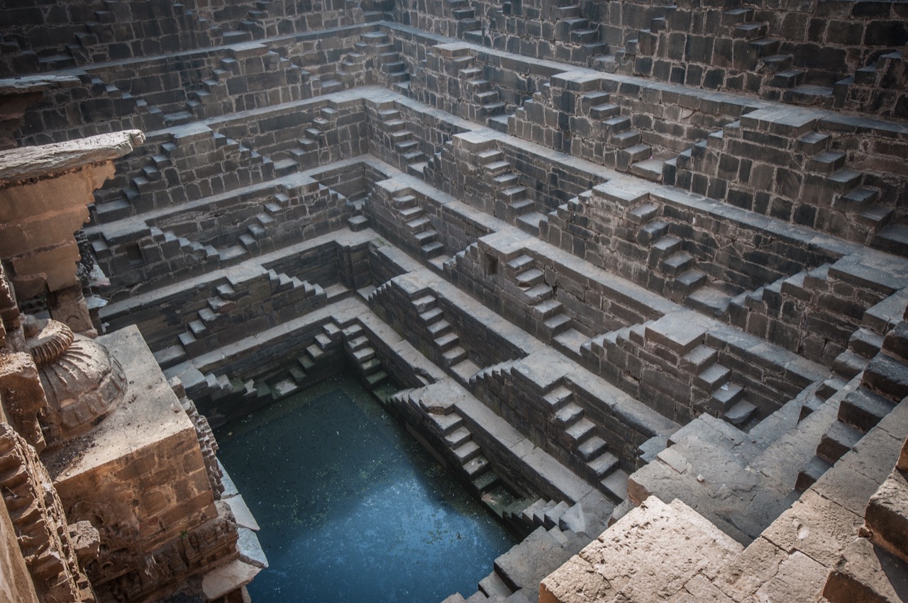 Zbudowana 1200 lat temu studnia do dziś daje wodę i cień.