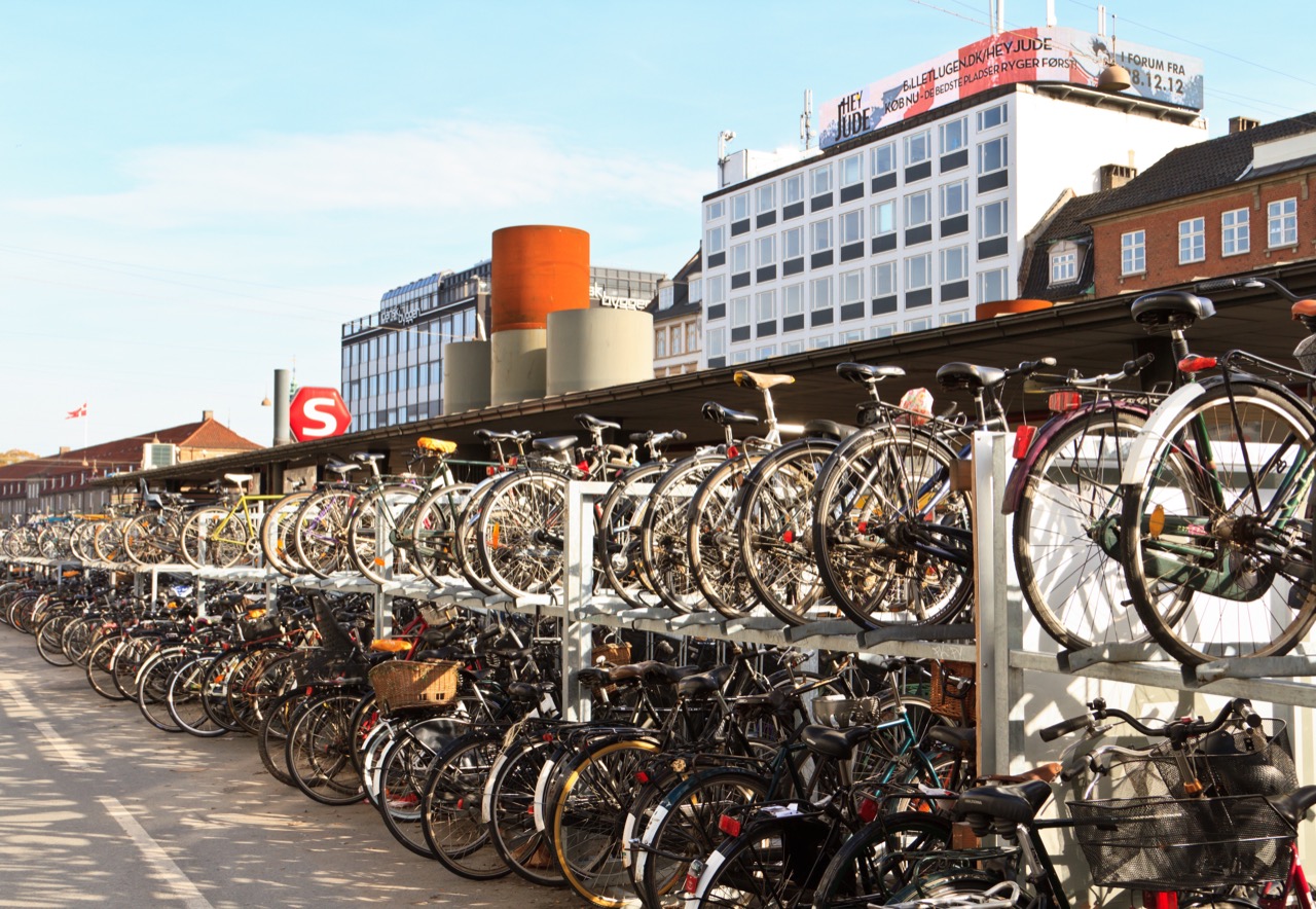 Mieszkańcy Kopenhagi bardzo poważnie podchodzą do kwestii ekologii. Świadczy o tym choćby liczba rowerów na ulicach i parkingach. / Foto: Nadezhda1906 / Shutterstock.com