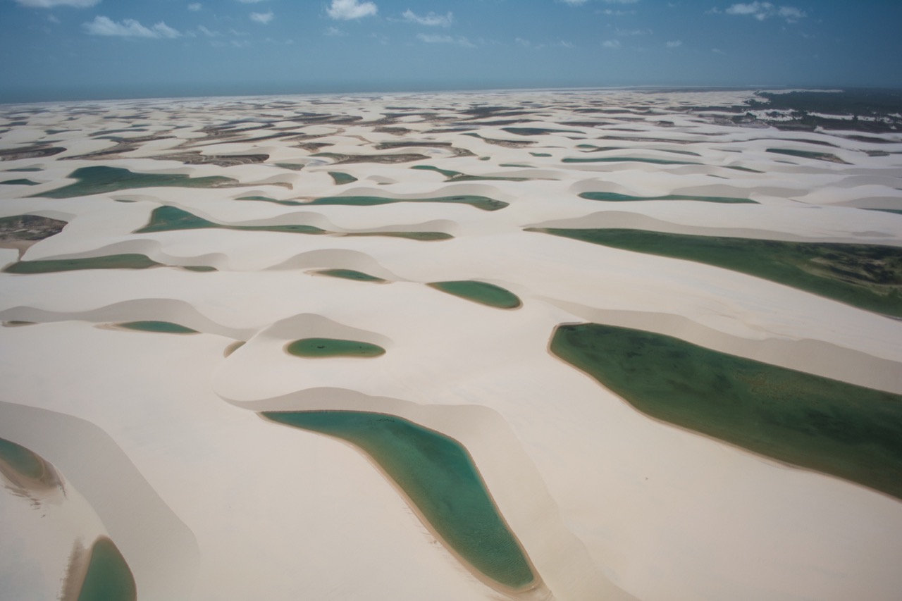 Setki „lagunek” na pustyni – to musi robić wrażenie!