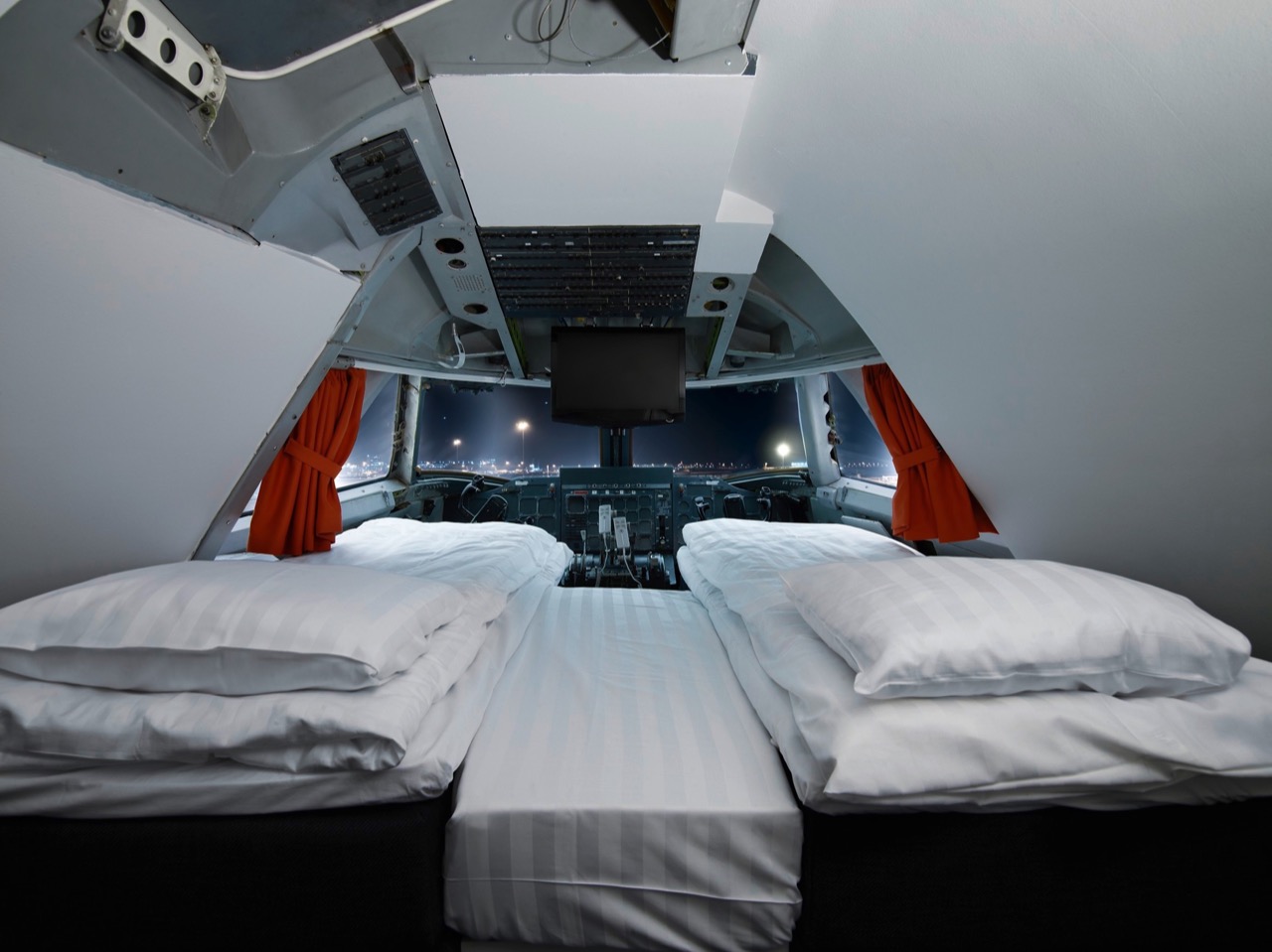 Jedyny hostel w swoim rodzaju, bo z widokiem z kabiny pilotów Jumbo Jeta. / Foto: Jumbo Stay