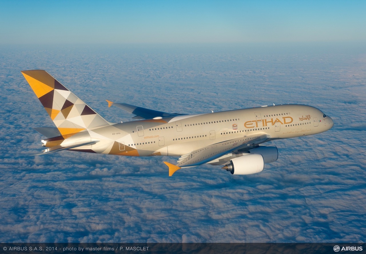 Arabski przepych na pokładzie Airbusa A380 – złocona zastawa, pełen komfort i... pianista umilający lot muzyką na żywo.