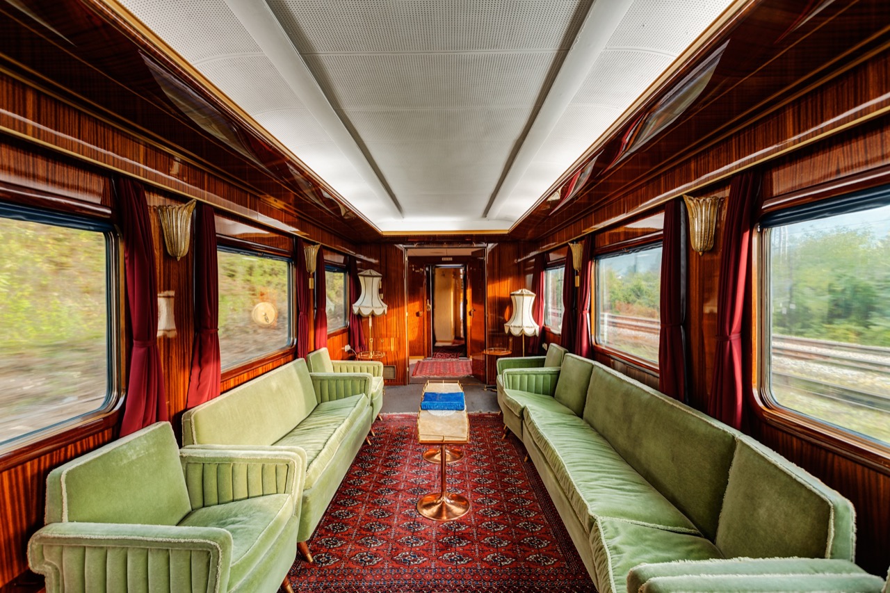 To co prawda luksusowa salonka za lat. 50. XX wieku, ale daje wyobrażenie o komforcie podróży, jaki zapewni pociąg Belmond.