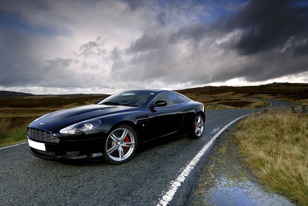 Aston Martin (na zdjęciu DB9) to samochód zaledwie kilku rodzimych ludzi biznesu.