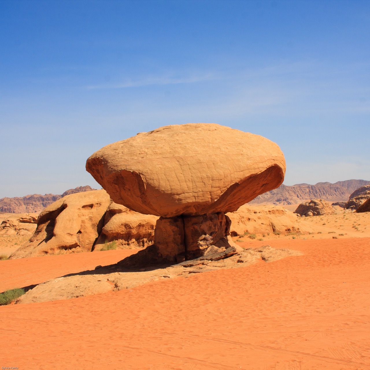 Dla takich widoków jak skała Grzyb warto wybrać się w trasę przez jordańską pustynię.
