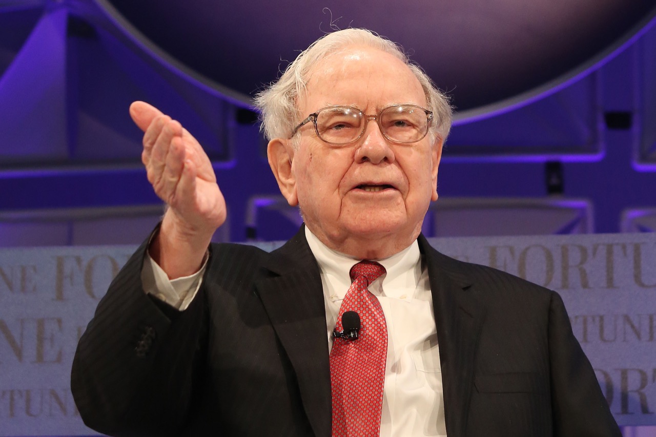 Gdy Warren Buffett coś wyjaśnia, należy go słuchać. On naprawdę wie, o czym mówi, gdy mówi o pieniądzach. Foto: Krista Kennell / Shutterstock, Inc.